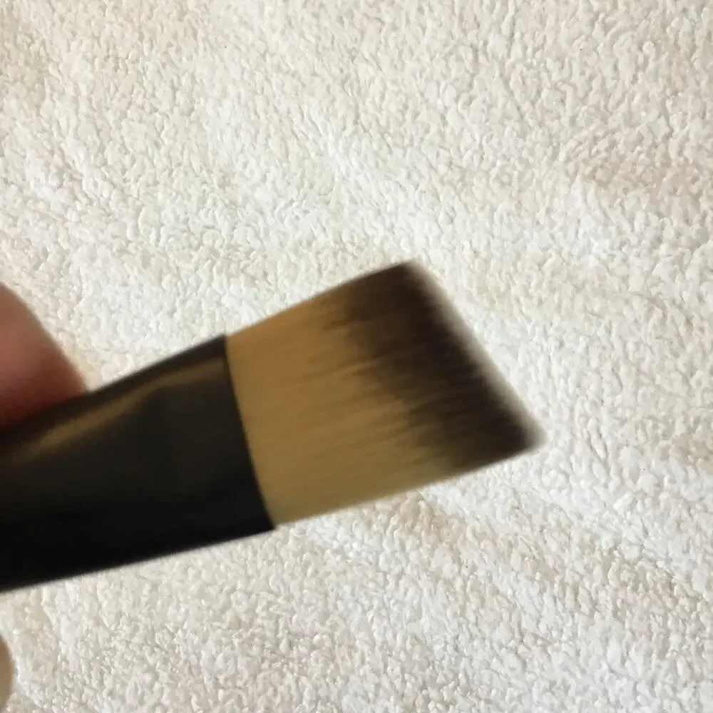 Le Métier de Beauté Flat Angled Foundation Brush